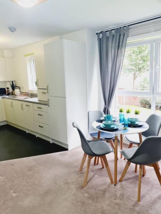 Stylish 2 Bedroom Apartment / Free Gated Parking Glasgow Exterior photo