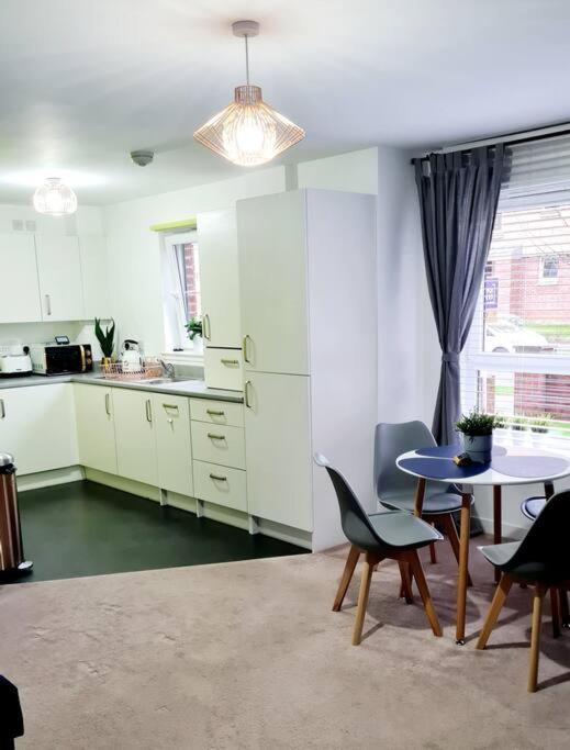 Stylish 2 Bedroom Apartment / Free Gated Parking Glasgow Exterior photo
